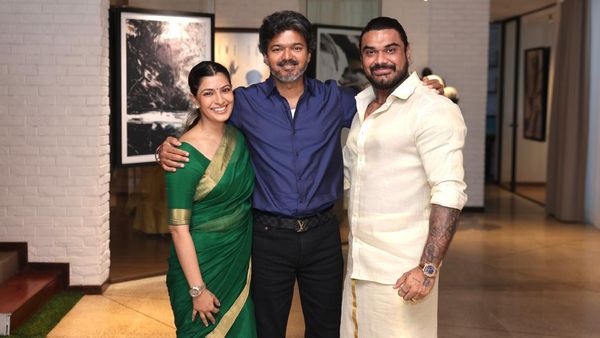 கணவருடன் முதலமைச்சர் விஜய்யை சந்தித்த சர்கார் வில்லி.. ரியல் சர்காரே அமைச்சிட்டாரே!