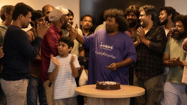 ‘காகங்கள்’ படப்பிடிப்பு நிறைவு – யோகி பாபுவின் பிறந்தநாள்.. கேக் வெட்டி மகிழ்ச்சி கொண்டாட்டம்