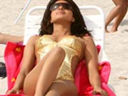 హాట్ హీరోయిన్ బికినీ అమ్మకం