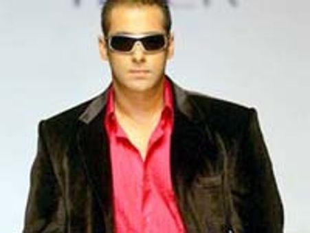 రెమ్యునేష్ పై కోర్టు కెళ్ళిన స్టార్ హీరో