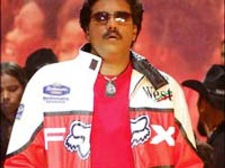 హీరోకి నాన్ బెయిలబుల్ వారెంట్