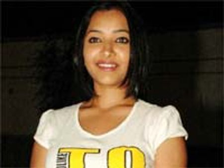 కొత్త బంగారం శ్వేత బసు మళ్ళీ...