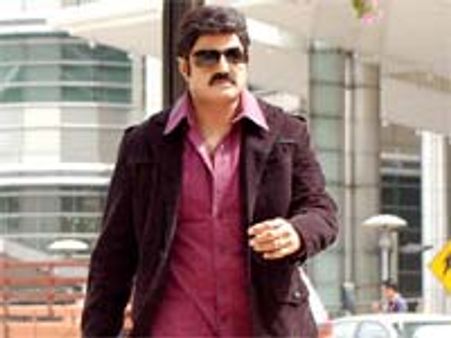 అభిమానిని కొట్టిన బాలయ్య