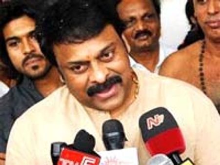 చిరు అభిమానుల వీరంగం