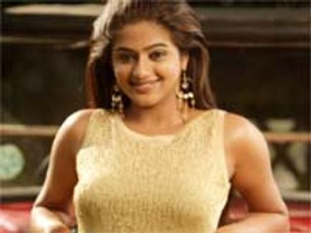 హాట్ హీరోతో ప్రియమణి?