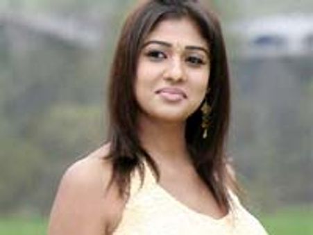 నయనతార పై స్టార్ డైరక్టర్ కేసు