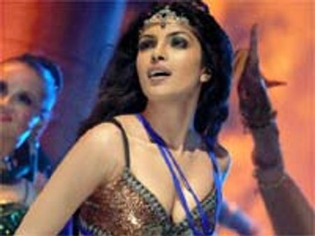 భాయ్ ప్రెండ్ కోసం బట్టలిప్పుతున్నభామ