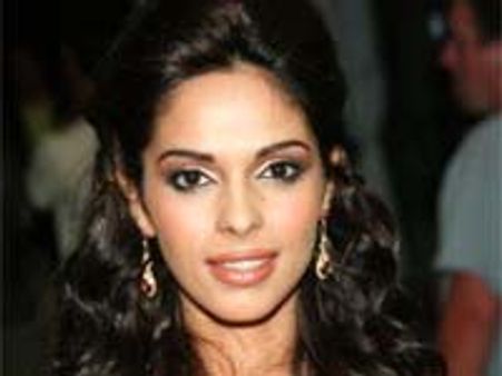 సెక్స్ బాంబ్ కోసం ఎక్స్ సిఎం ఆరాటం