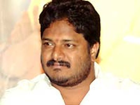 కొట్టారంటూ నిర్మాత బుజ్జిపై కేసు