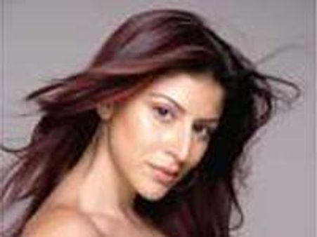 చిరు హీరోయిన్ తో క్రికిటర్ లవ్వాట