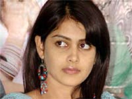 రోడ్డుపై పడ్డ జెనీలియా