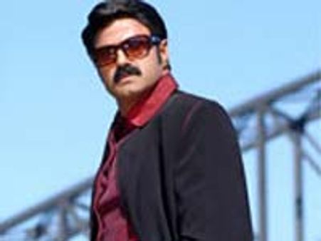 బాలయ్య బ్యానర్‌కు చెప్పుల దండ