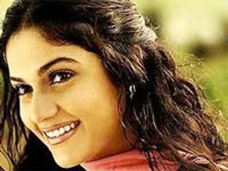 సంతోషం హీరోయిన్ వేషాలు లేకే