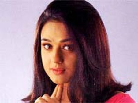 ఆ రాత్రి ప్రీతిజింతా..పోలీసులు