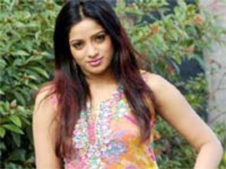 ఉదయభాను..వెనుకే