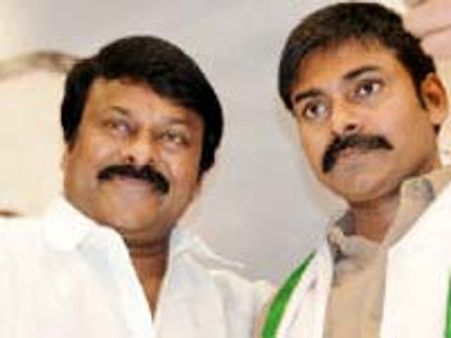 ఫ్యాన్స్ తో చిరు, పవన్