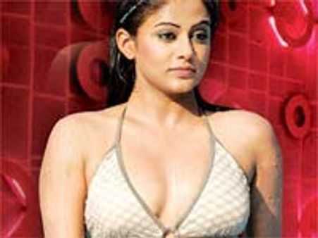 నితిన్ ని సేవ్ చేయని బికినీ!!