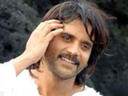 షారూష్ సినీ రీమేక్ లో నాగ్?