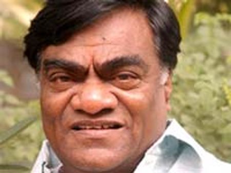 రోడ్డుపై రెచ్చిపోయిన బాబుమోహన్