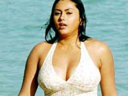 సిగ్గు విడిచి నమిత