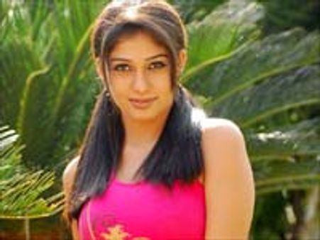 అనూష్క బికినీపై నయన టెన్షన్