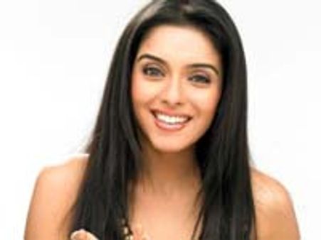 అసిన్ 'అసిస్టెంట్' మిస్టరీ!