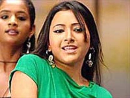 సెక్సీ లుక్ తో కొత్త బంగారం