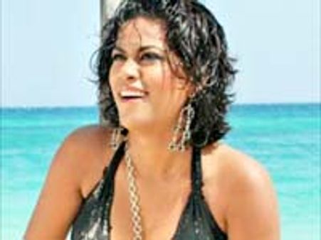 ముమైత్ బికినీ షో ఎప్పుడంటే...