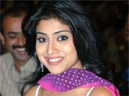 శ్రియా చేతిలో ఆ హీరో ఫూల్!!