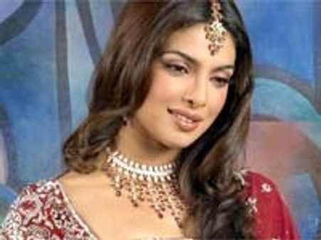 కుప్పకూలిన హీరోయిన్..కారణం