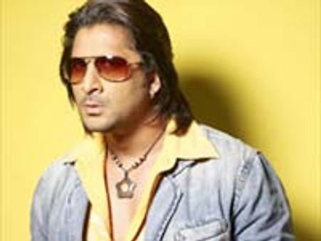 నా సినిమా చెత్త! చూడద్దు: హీరో