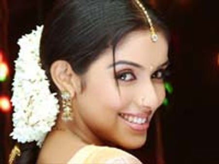 ప్రేమంటూ కుట్ర: అసిన్