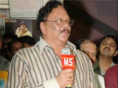 బిల్లా దర్శకుడుపై మండిపడ్డ...