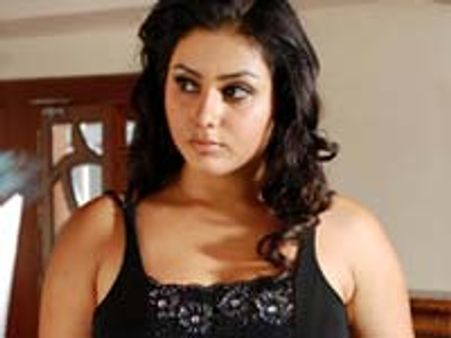 నమితా నీకంత సీనుందా?