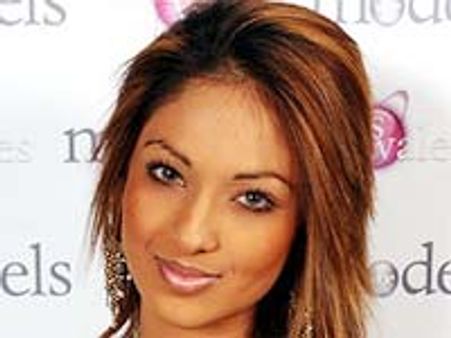 పులి హీరోయిన్ సహజీవనం?