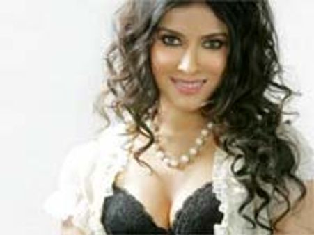 నగ్నంగా నటించిందనే..