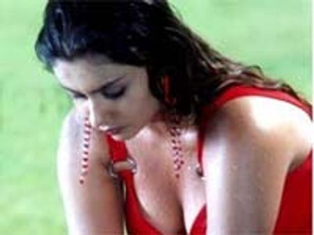 తొలి అనుభవం ఇబ్బందే..నమిత