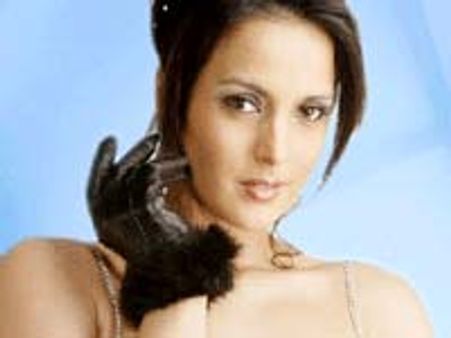 బ్రెస్ట్ స్క్వీజ్ చేస్తానంటూ హీరో