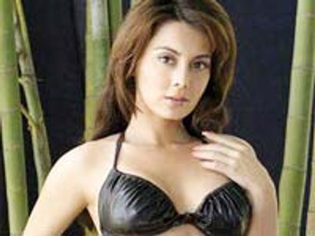 హీరోకి లిప్ కిస్ పెట్టాల్సిందే..