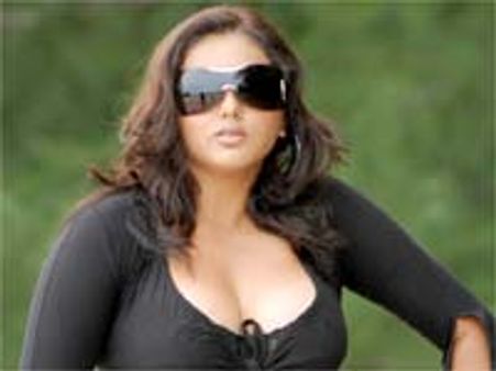 నమిత కావాలంటూ పొలిటీషియన్స్