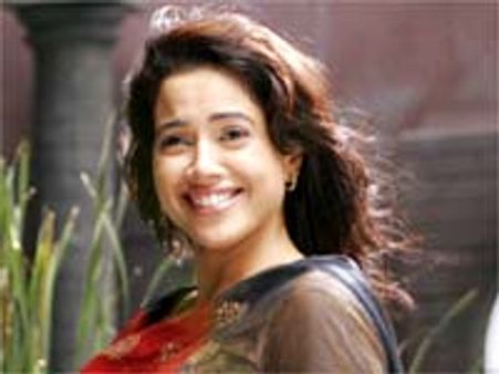 నక్సలైట్ల మధ్య సమీరారెడ్డి!