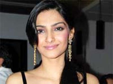 హీరోయిన్ హౌస్ అరెస్టు