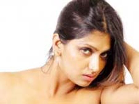 పబ్లిక్ లో ఆమె బూతులు