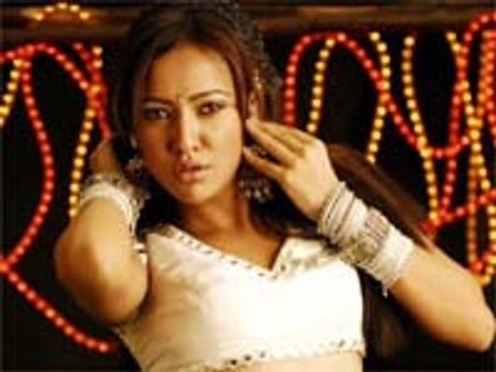 వరుణ్ కు నేహశర్మ వార్నింగ్?