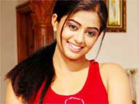 ఇద్దరయితేసారీ..ప్రియమణి