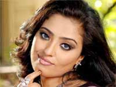 సిగెరెట్ కాల్చాలంటూ ఆమెను..