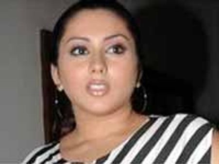 కోరిక తట్టుకోలేకే నమిత..