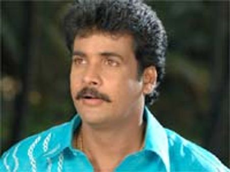 కమీషన్ల హీరో కష్టాలు