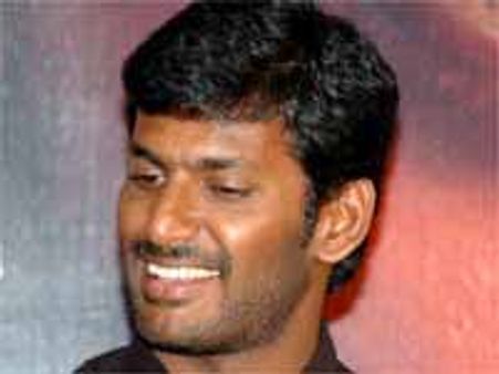 మనోడ్నే..ప్లీజ్: హీరో రిక్వెస్ట్