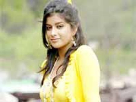 సినిమా పోతేనేం...పాప బిజీ